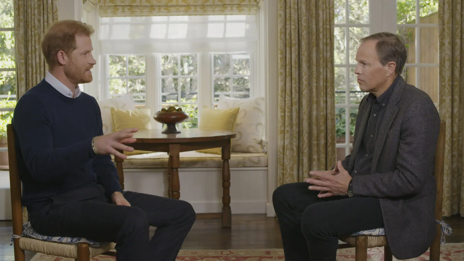 Príncipe Harry e o jornalista Tom Bradby no programa Entrevista com Harry