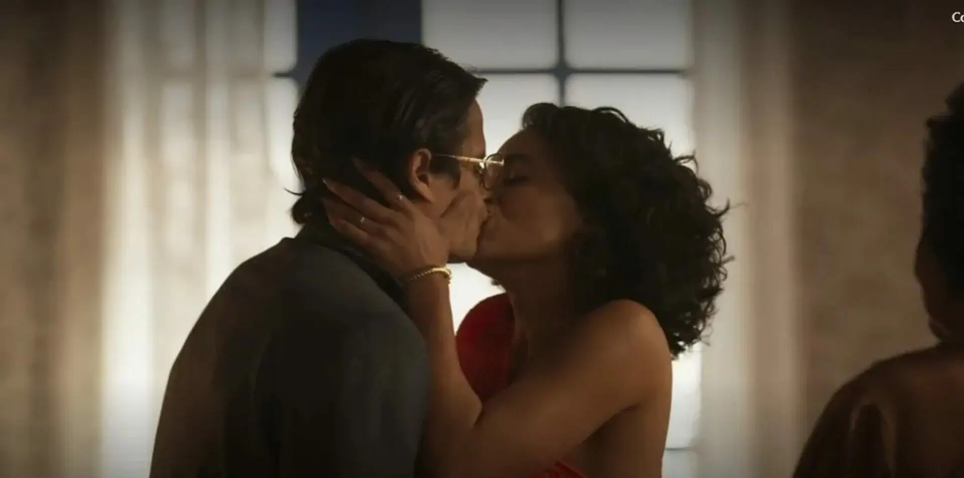 Firmino (Odilon Esteves) beija Xaviera (Giovana Cordeiro) em Mar do Sertão
