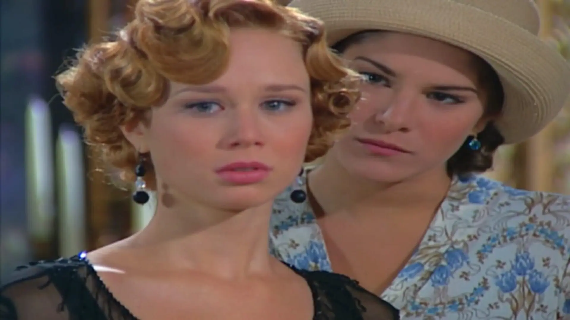 Ana Francisca (Mariana Ximenes) e Olga (Priscila Fantin) de Chocolate com Pimenta