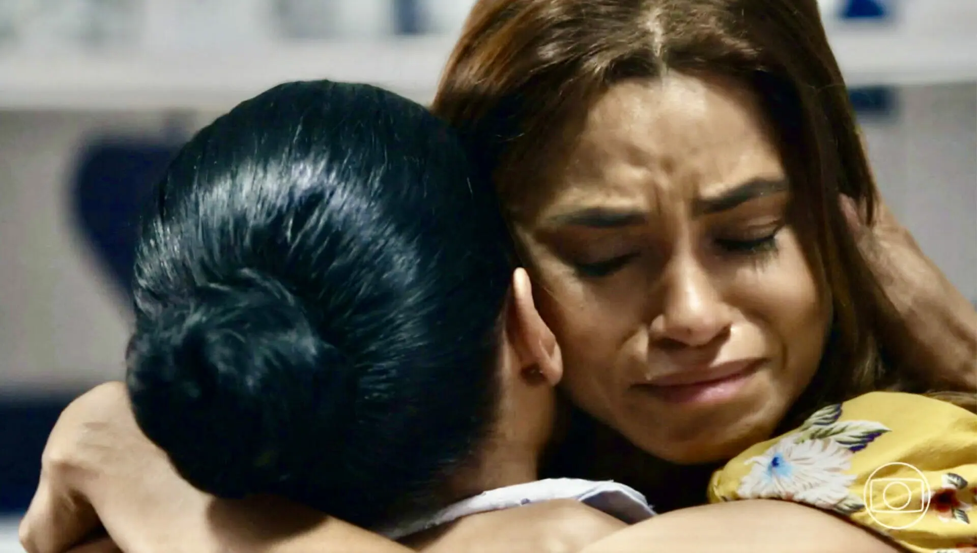 Brisa (Lucy Alves) e Creusa (Luci Pereira) em Travessia