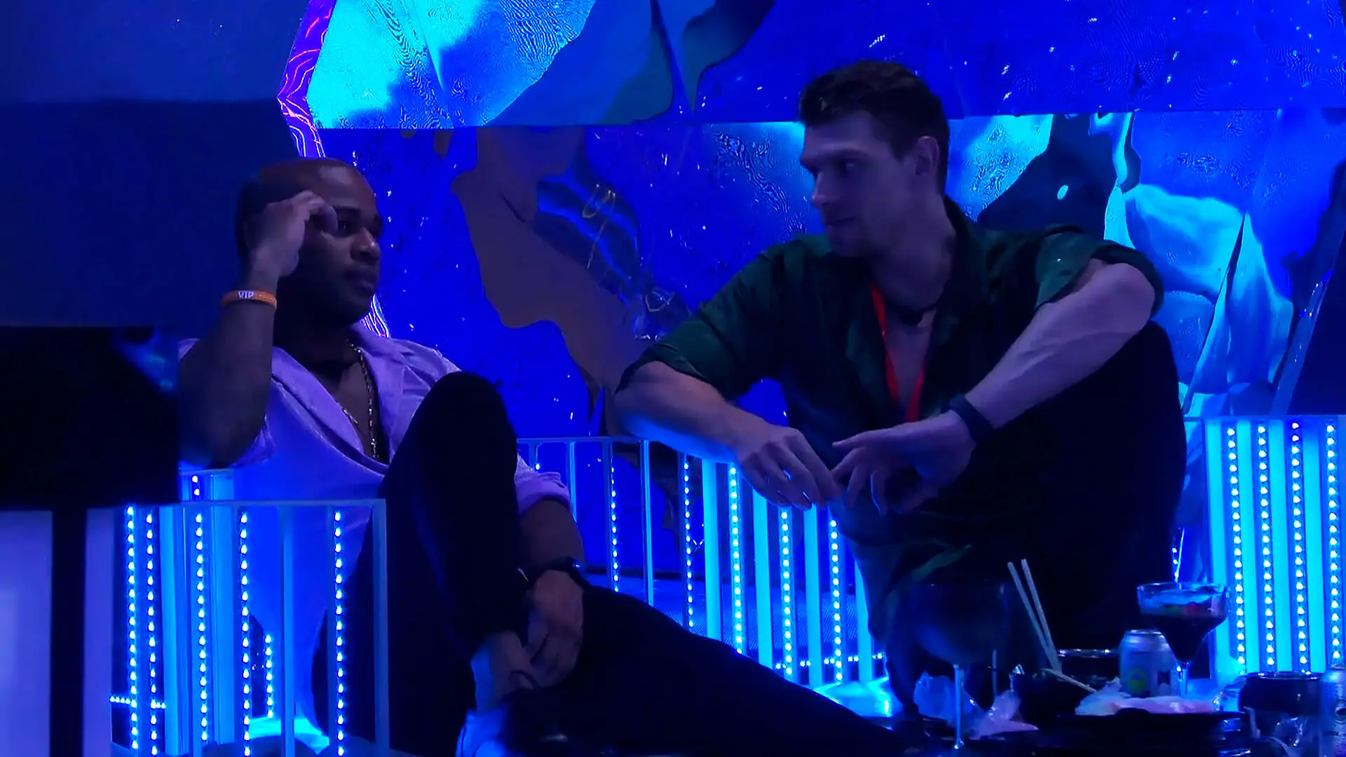 Cezar e Cristian conversam durante festa no BBB 23