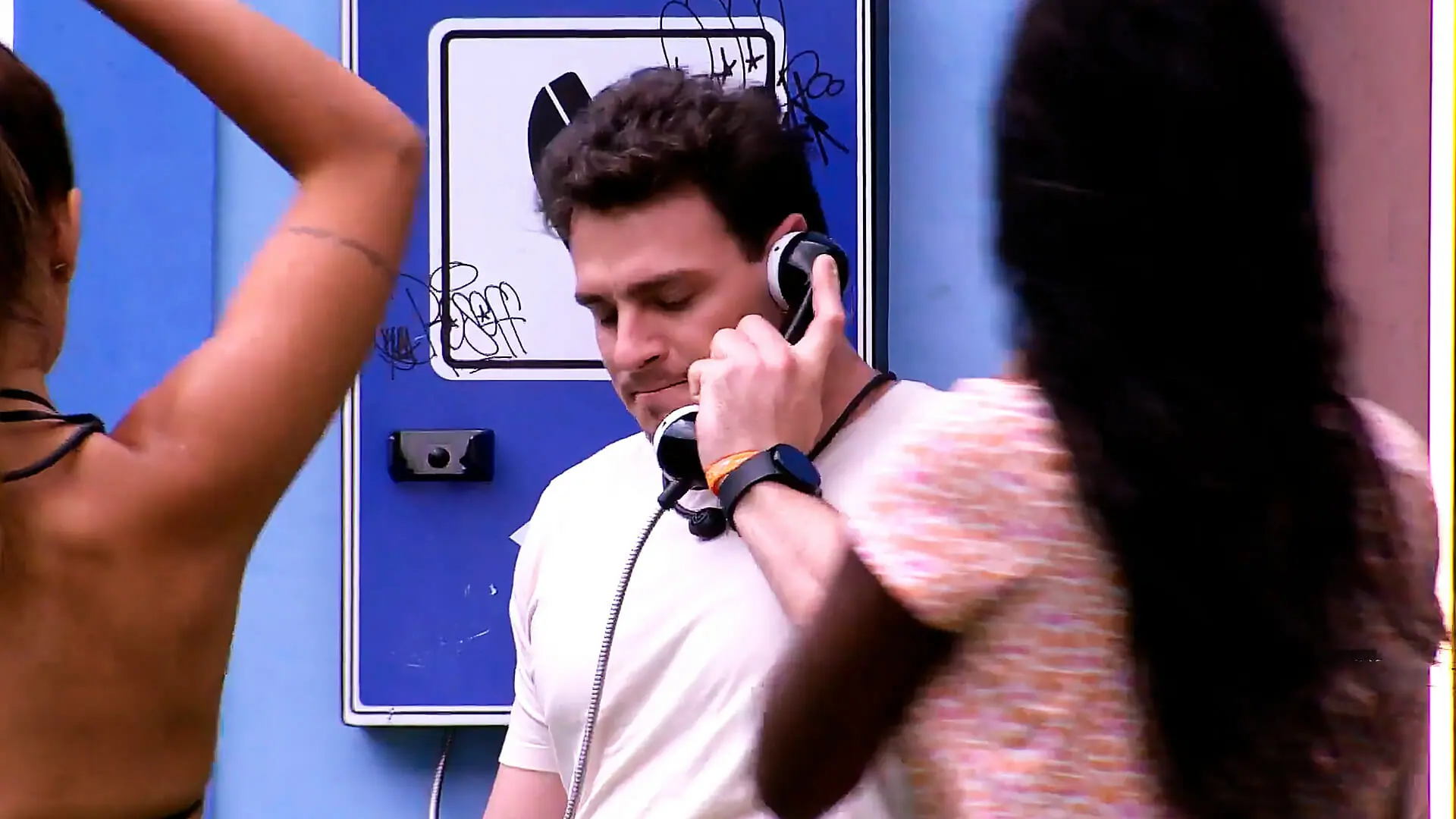 Gustavo atende o Big Fone no BBB 23