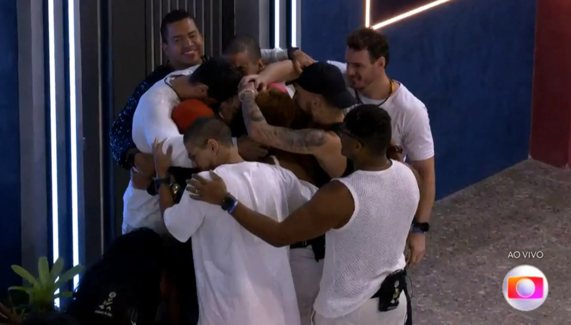 Brothers abraçam Paula no BBB 23 (Reprodução: Globoplay)