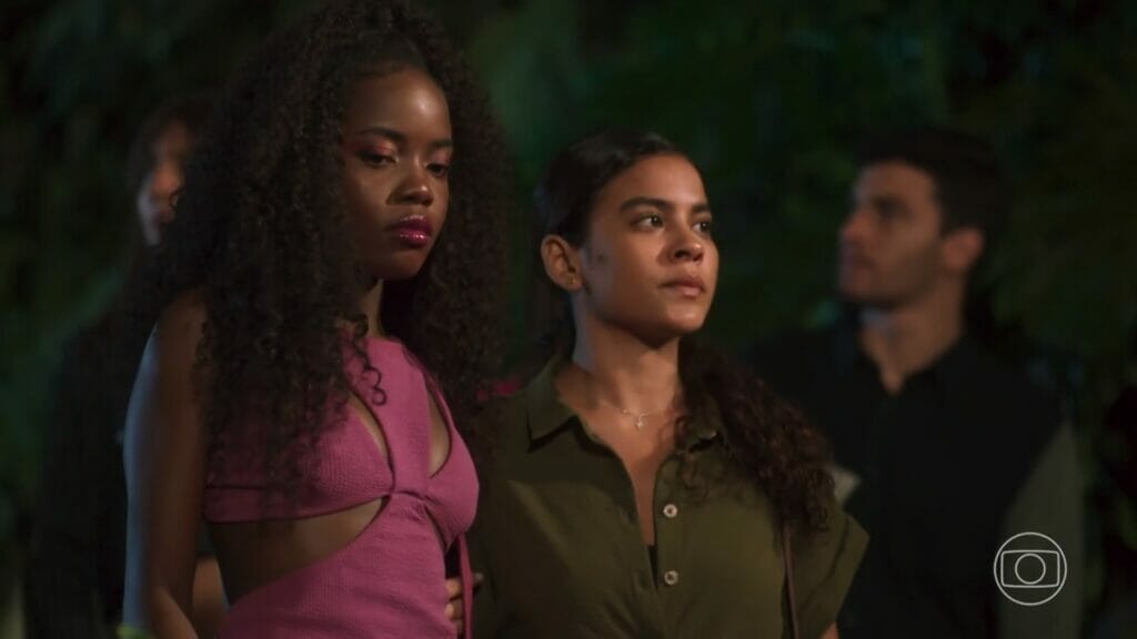Kate (Clara Moneke) e Jenifer (Bella Campos) de Vai na Fé