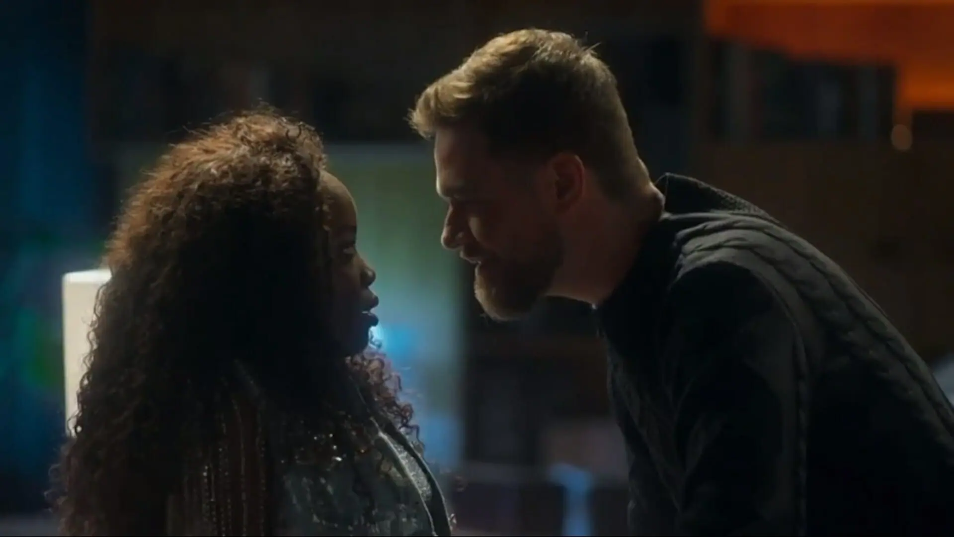 Kate (Clara Moneke) e Theo (Emílio Dantas) de Vai na Fé