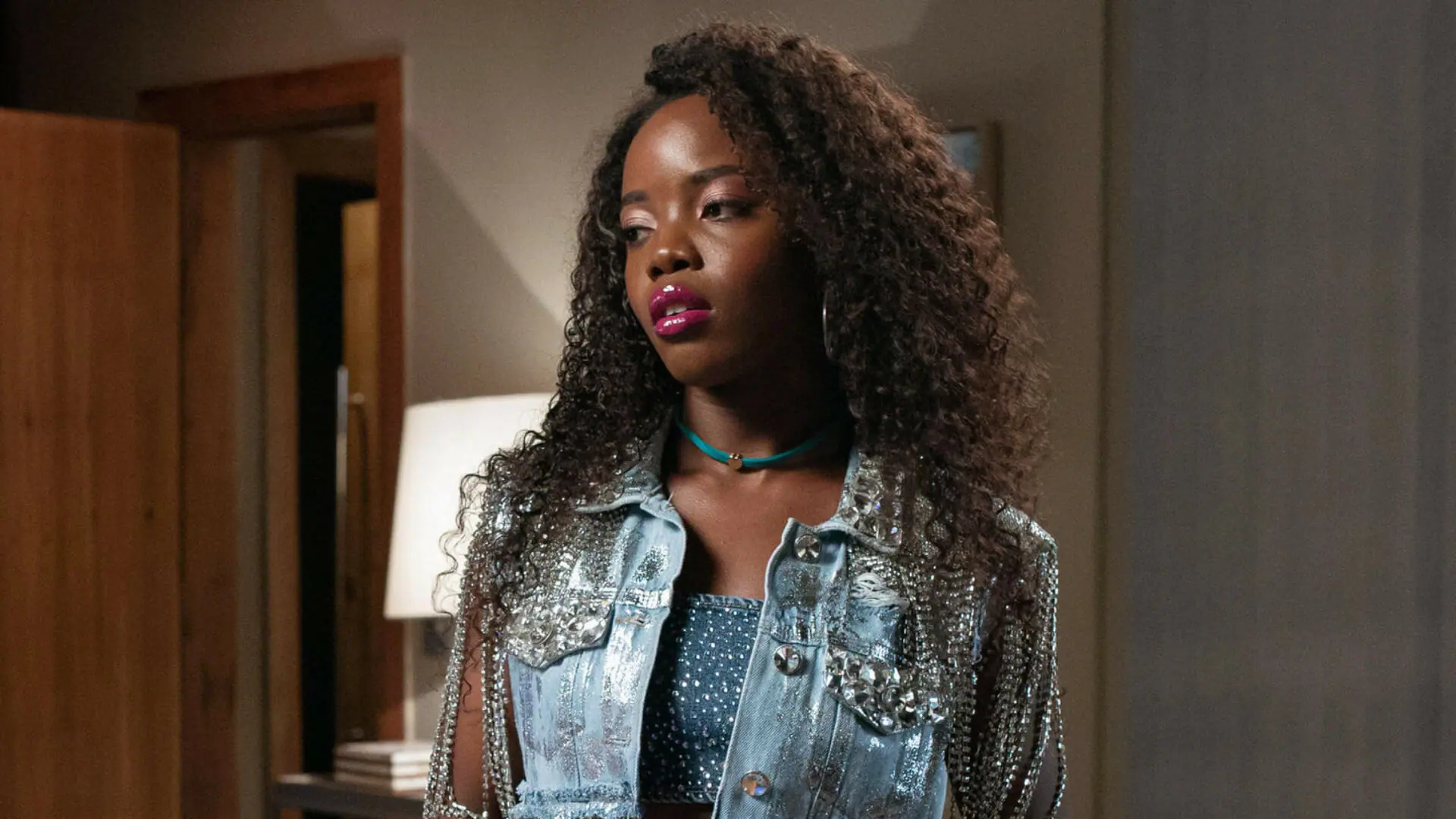 Kate (Clara Moneke) em Vai na Fé
