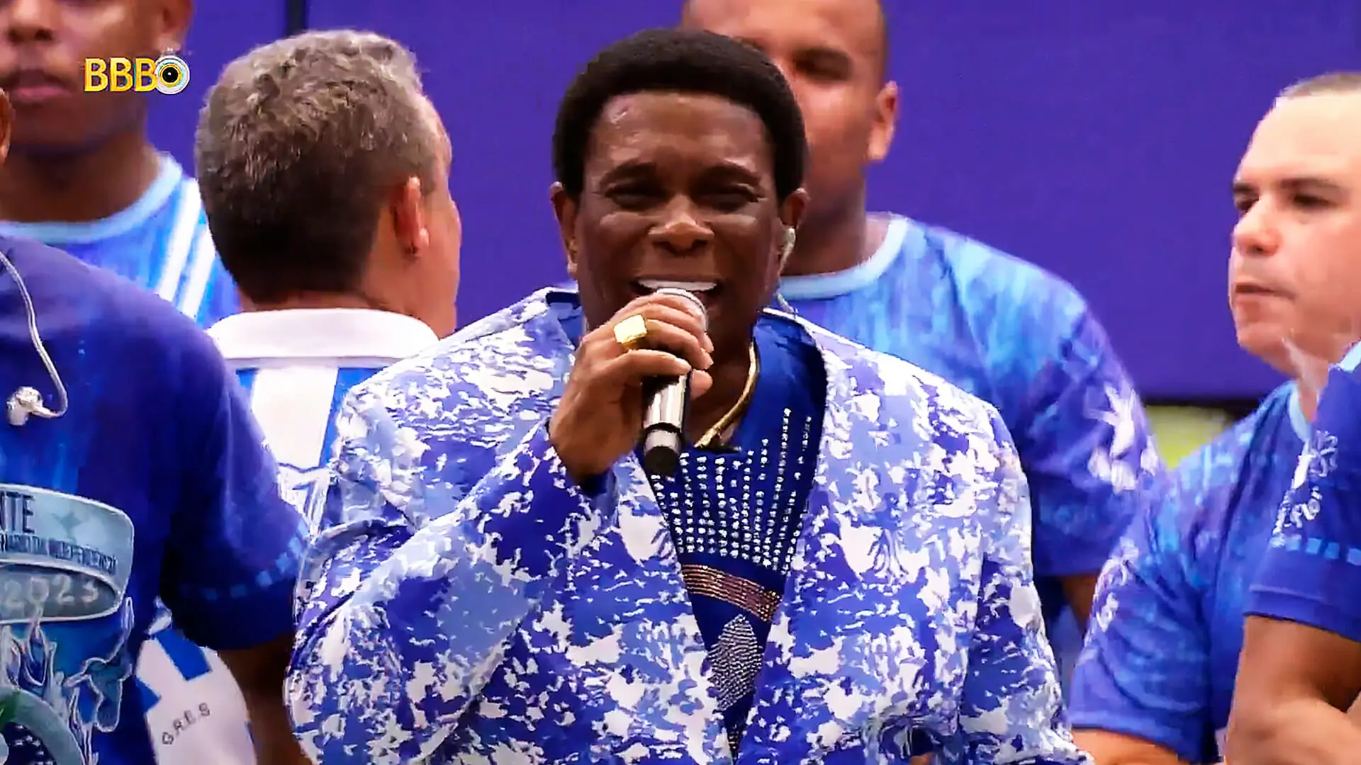 Neguinho da Beija-Flor e a escola de samba acordam os brothers no BBB 23