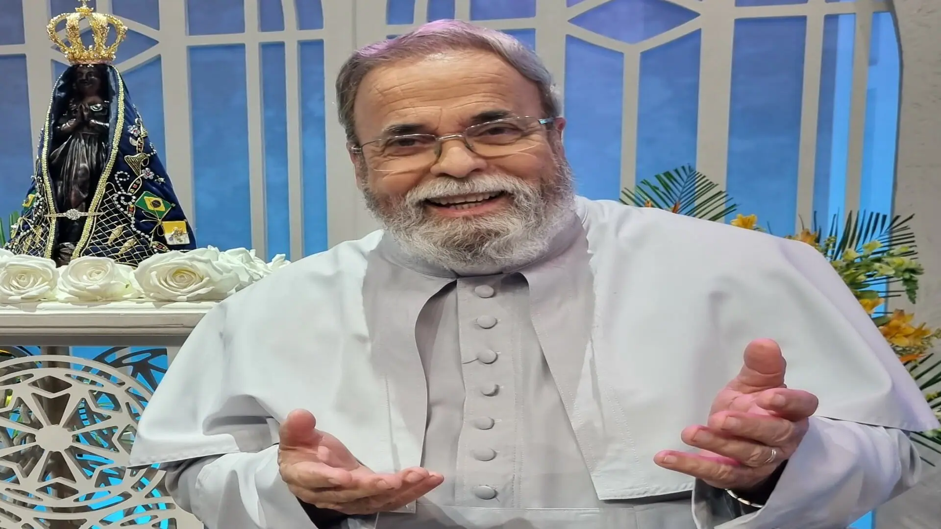 Padre Antonio Maria comanda o Sábado Com Maria na TV Aparecida