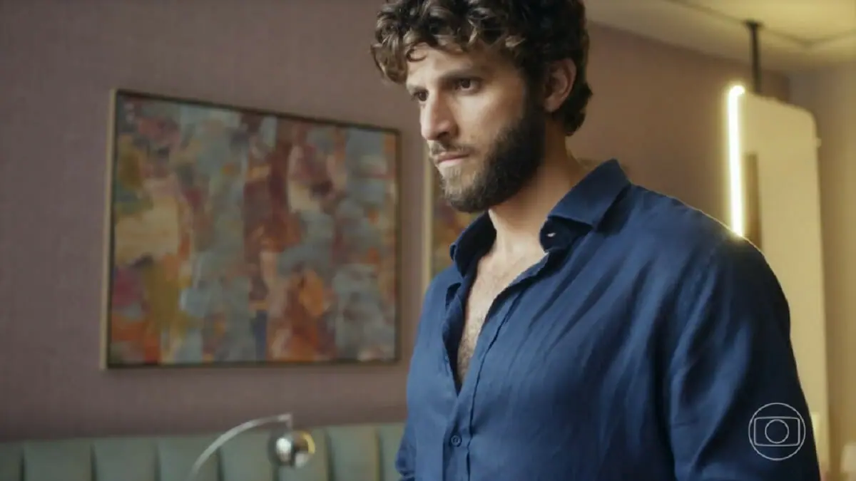 Ari (Chay Suede) em Travessia
