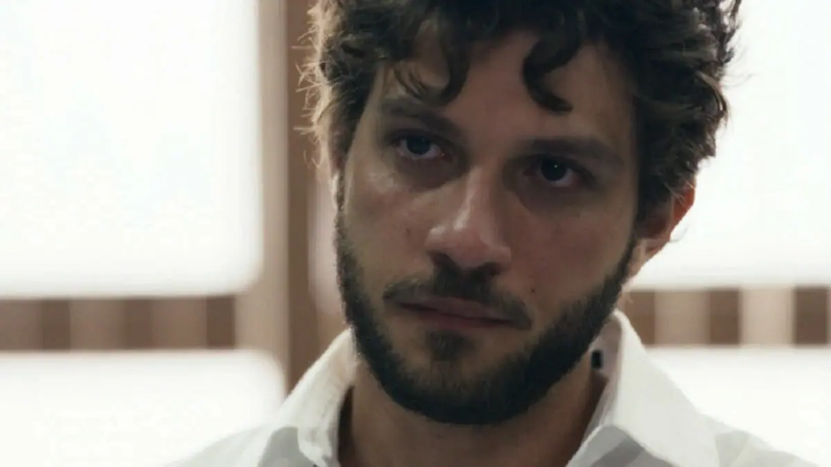 Ari (Chay Suede) em Travessia