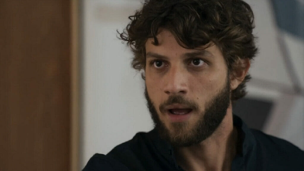 Ari (Chay Suede) em Travessia
