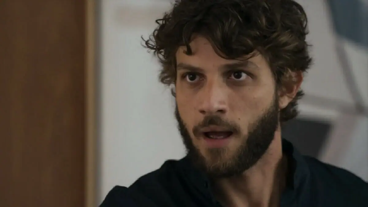 Ari (Chay Suede) em Travessia