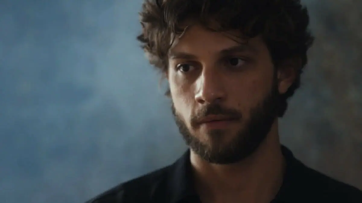 Ari (Chay Suede) em Travessia