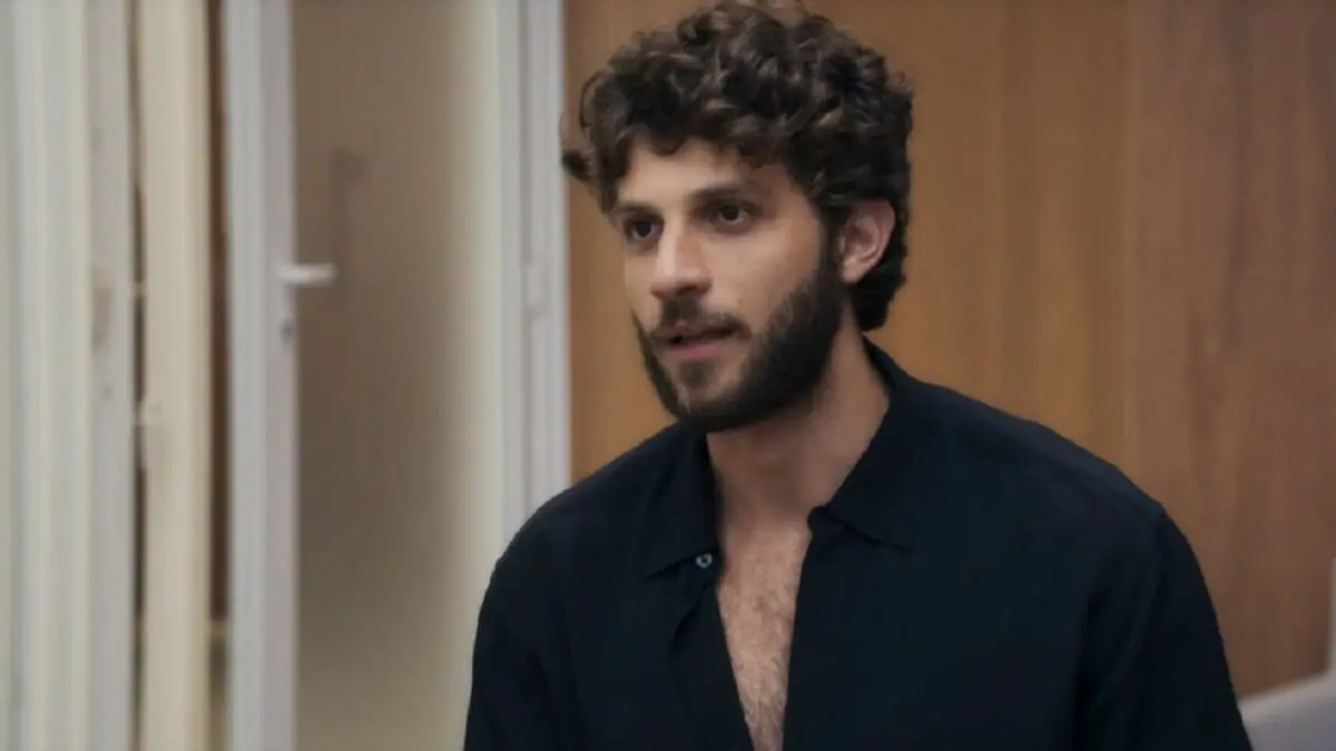 Ari (Chay Suede) em Travessia