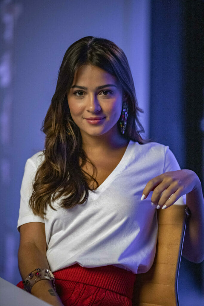 Bruna (Giullia Buscacio) em Travessia