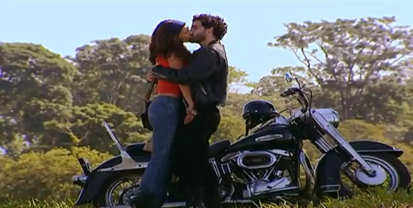 Clara (Helena Ranaldi) e Pedro (Bruno Garcia) em Coração de Estudante