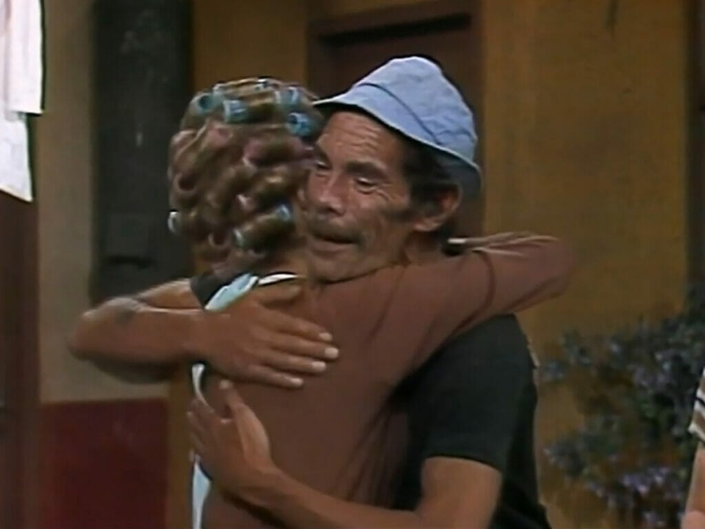 Dona Florinda e Seu Madruga se abraçam