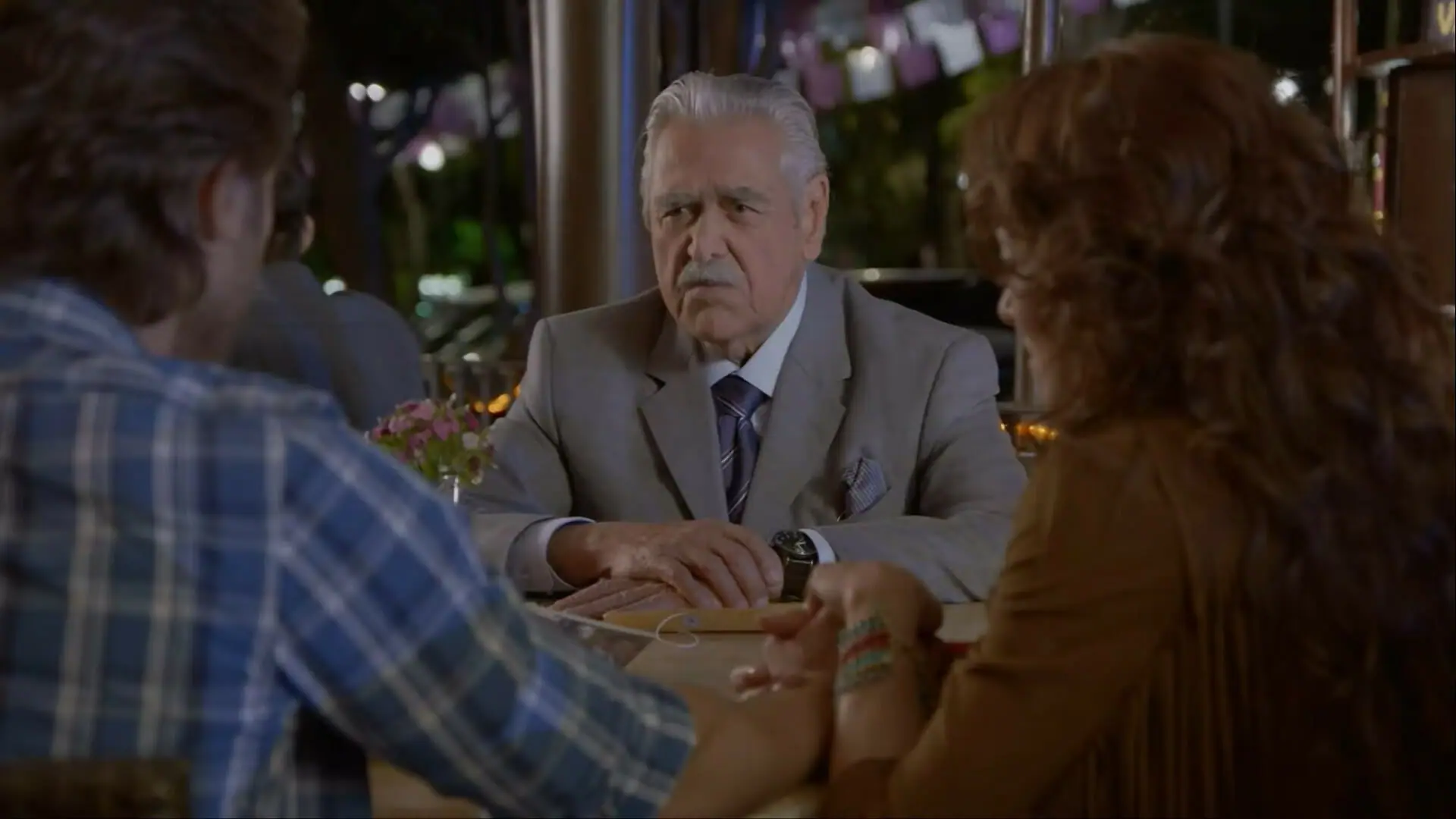 Evaristo (Eric del Castillo), Santiago (Sebastián Rulli) e Ana Lúcia (Angelique Boyer) em Três Vezes Ana