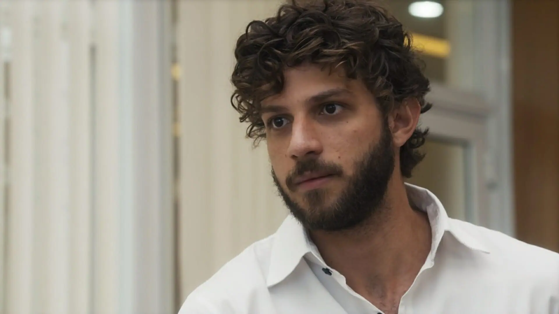 Ari (Chay Suede) de Travessia