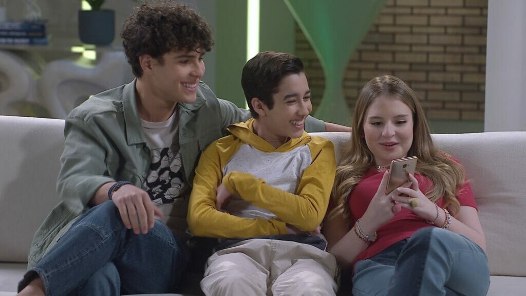 João (Igor Jansen), Pinóquio (João Pedro Delfino) e Poliana (Sophia Valverde) em Poliana Moça