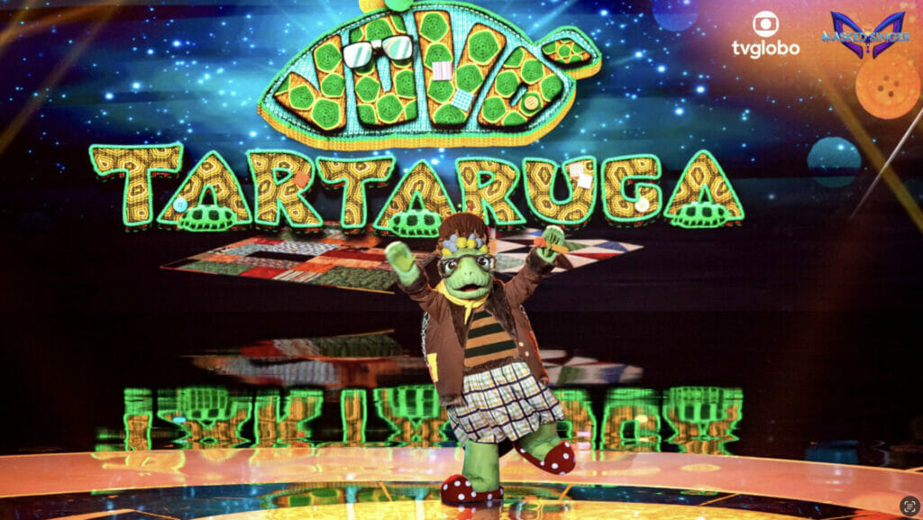 Vovó Tartaruga no palco do The Masked Singer Brasil