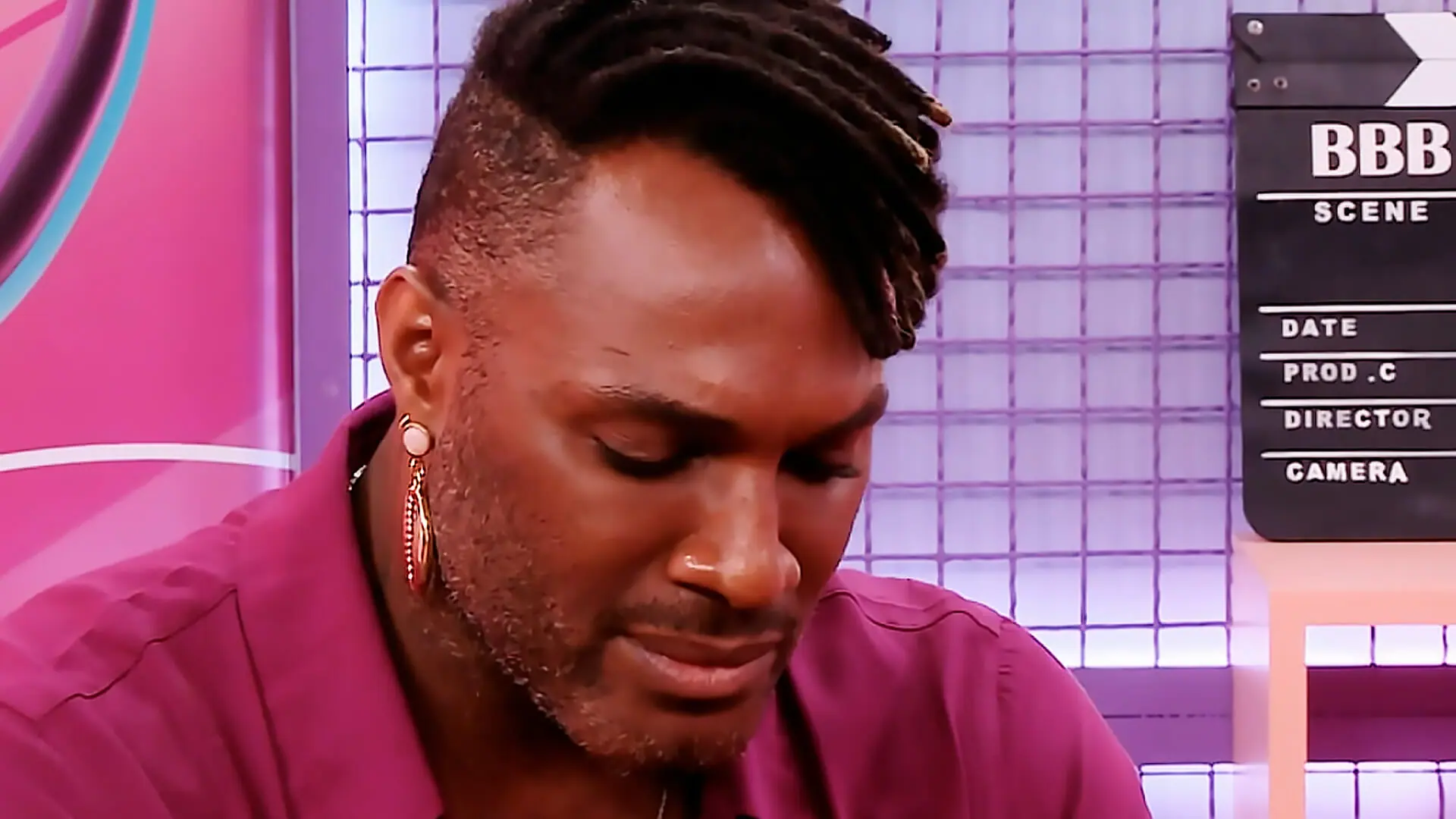 Fred Nicácio chora ao assistir cenas de intolerância religiosa no BBB 23