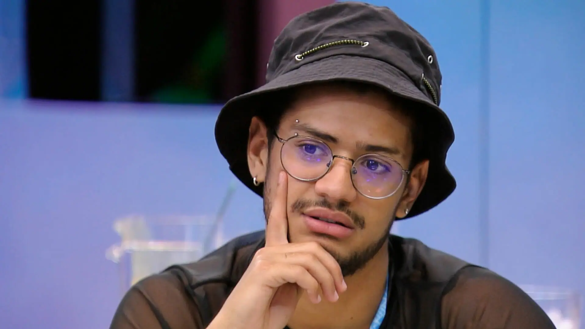 Gabriel conversa com Marvvila e Sarah durante o Almoço do Anjo no BBB 23