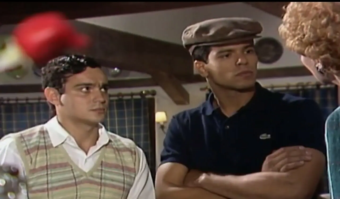 João Mário (Hugo Gross), Murilo (Maurício Mattar) e Yolanda (Thais de Campos) em Bambolê