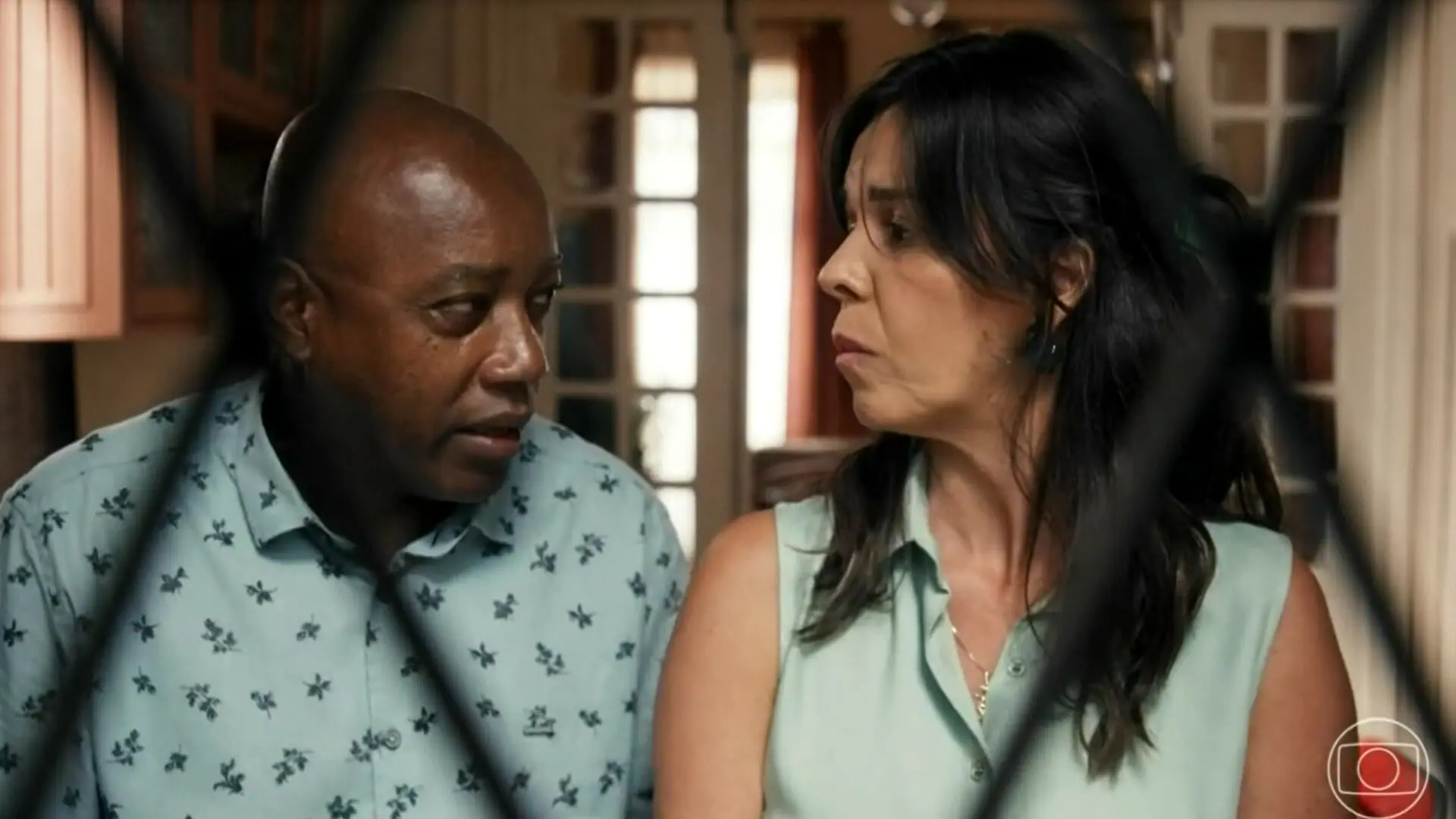 Joel (Nando Cunha) e Marineide (Flávia Reis) em Travessia