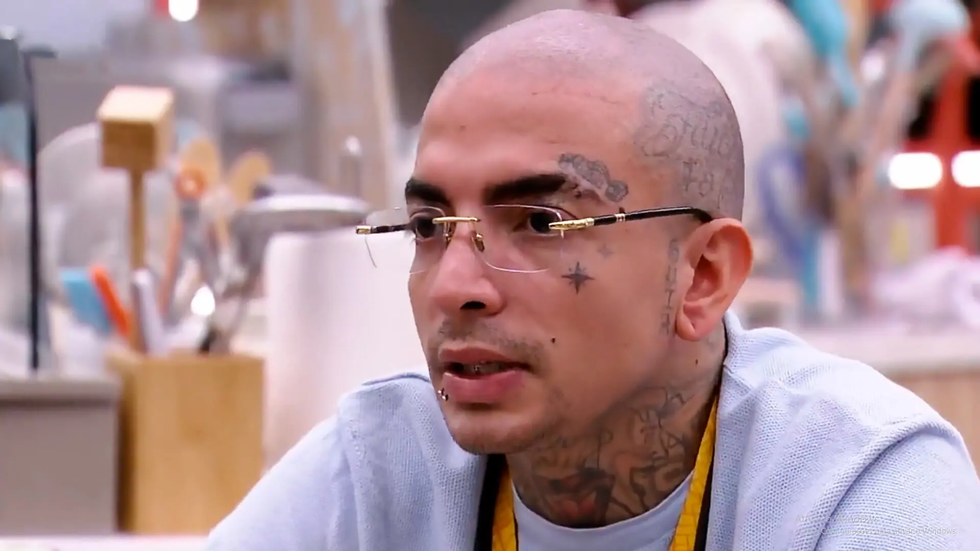 MC Guimê conversa com Amanda e Sapato na cozinha do VIP no BBB 23