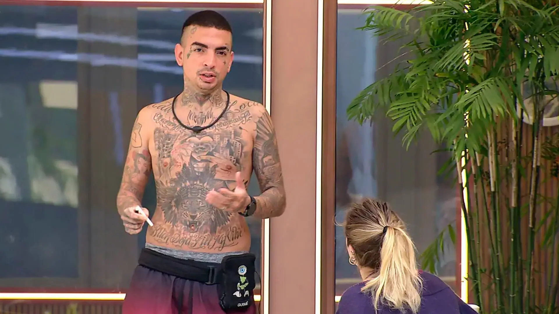 MC Guimê conversa com Bruna Griphao na área externa da casa do BBB 23