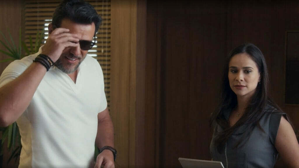 Moretti (Rodrigo Lombardi) e Olívia (Caroline Verban) em Travessia