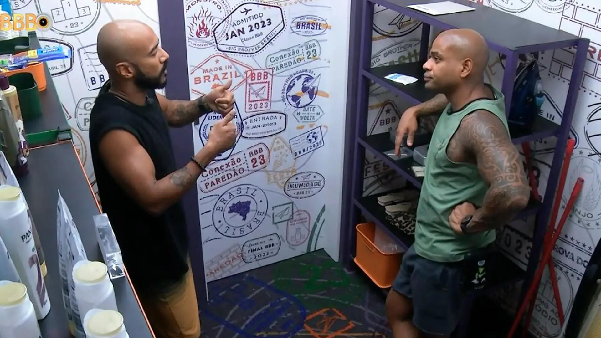 Ricardo e Cezar Black conversam sobre o jogo na despensa no BBB 23