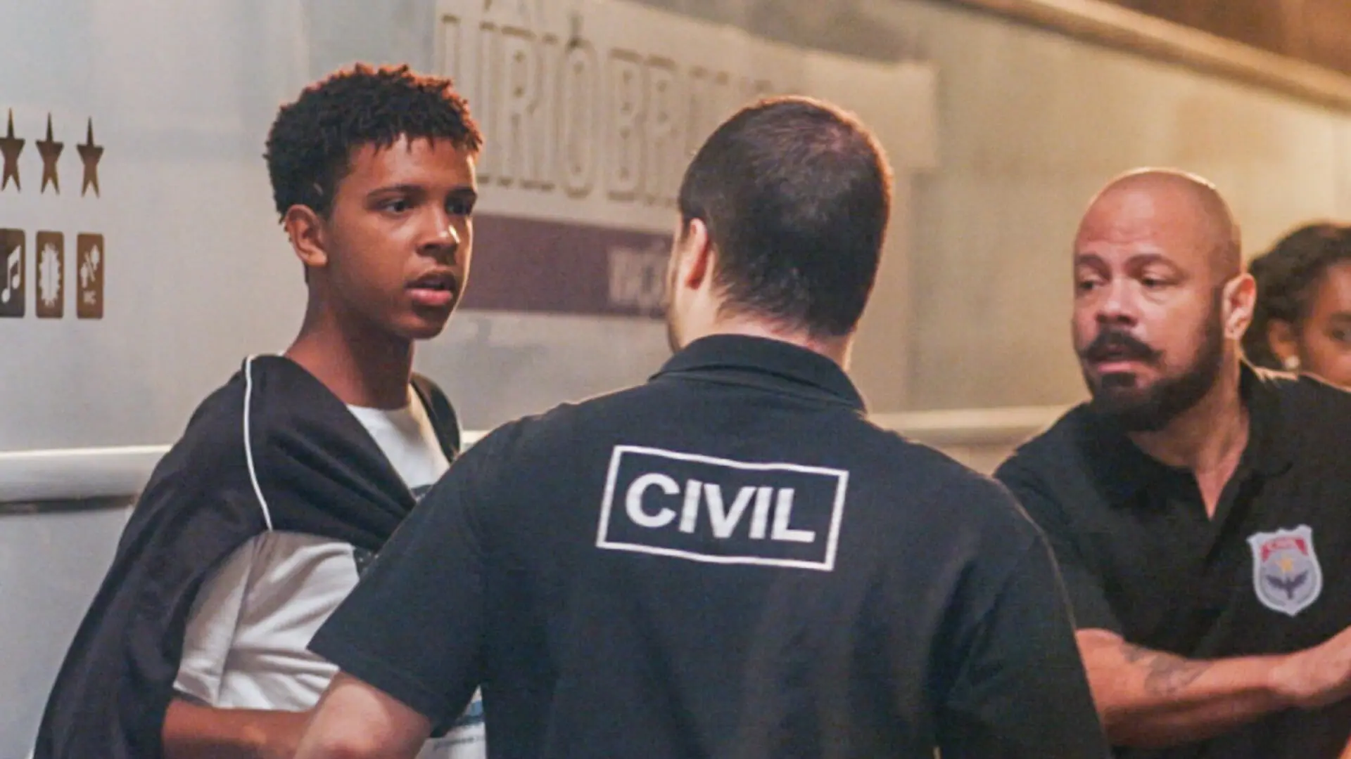 Theo (Ricardo Silva) em Travessia