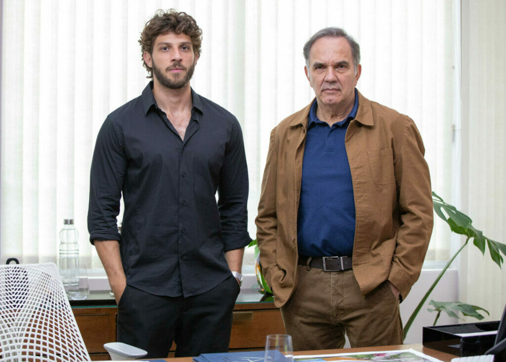 Ari (Chay Suede) e Guerra (Humberto Martins) em Travessia