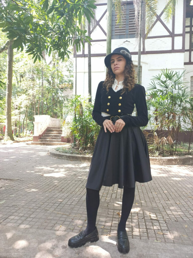 Flávia Queiroz no set de filmagem usando figurino para dar vida à sua personagem em A Bruxa de Gettysburg, a Assessora do Prefeito