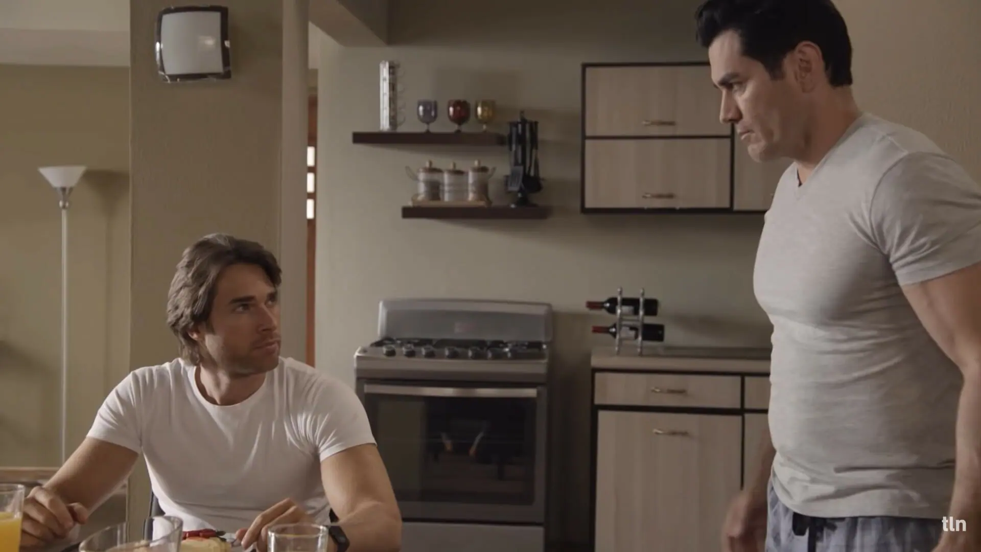 Santiago (Sebastián Rulli) e Ramiro (David Zepeda) em Três Vezes Ana