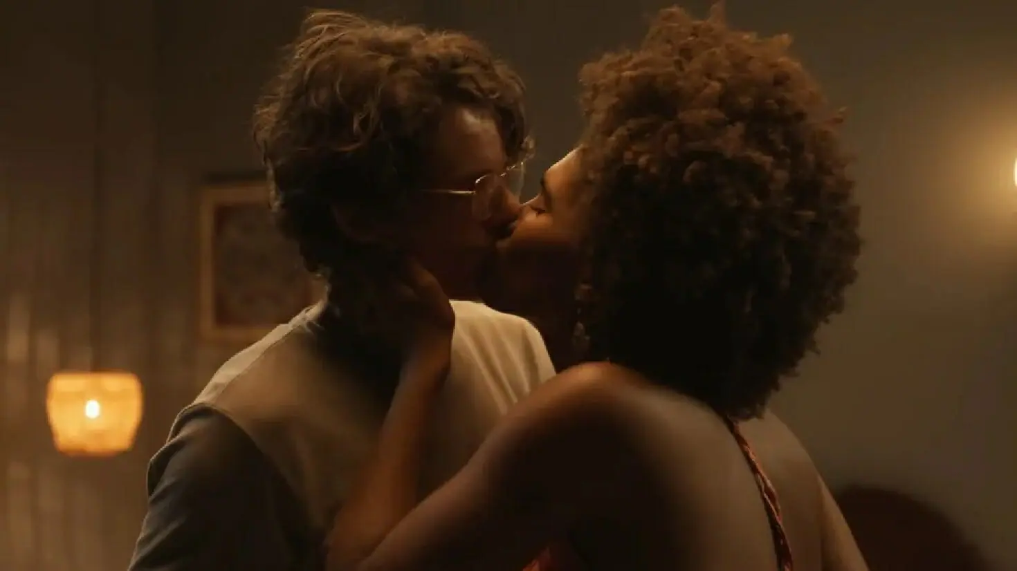 Firmino (Odilon Esteves) e Lorena (Mariana Sena) em Mar do Sertão