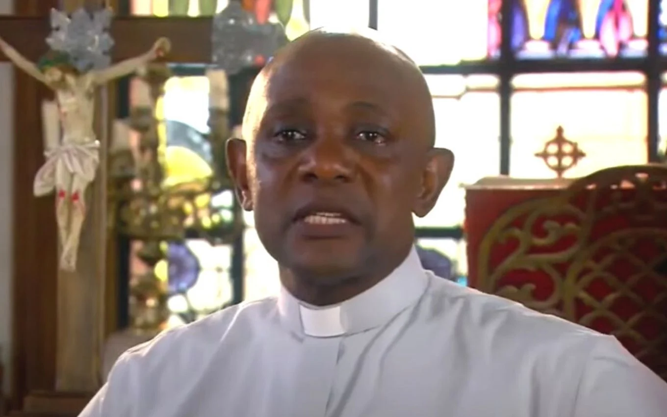 Padre Lutero (Edson Montenegro) em Cúmplices de um Resgate