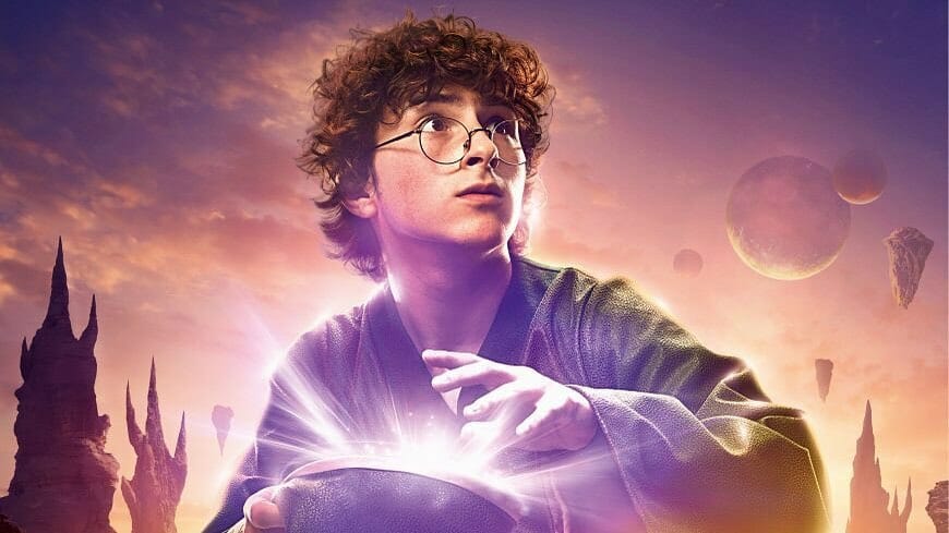 Fhelipe Gomes como mago Presto em live-action brasileiro de Caverna do Dragão