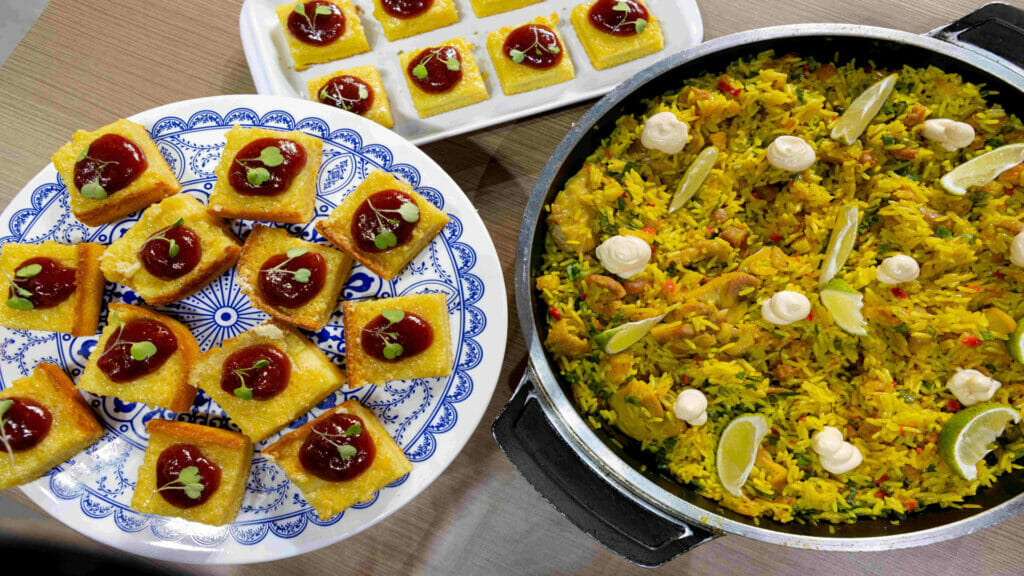 Bolo de Fubá Cremoso e Galinhada no quadro de culinária
