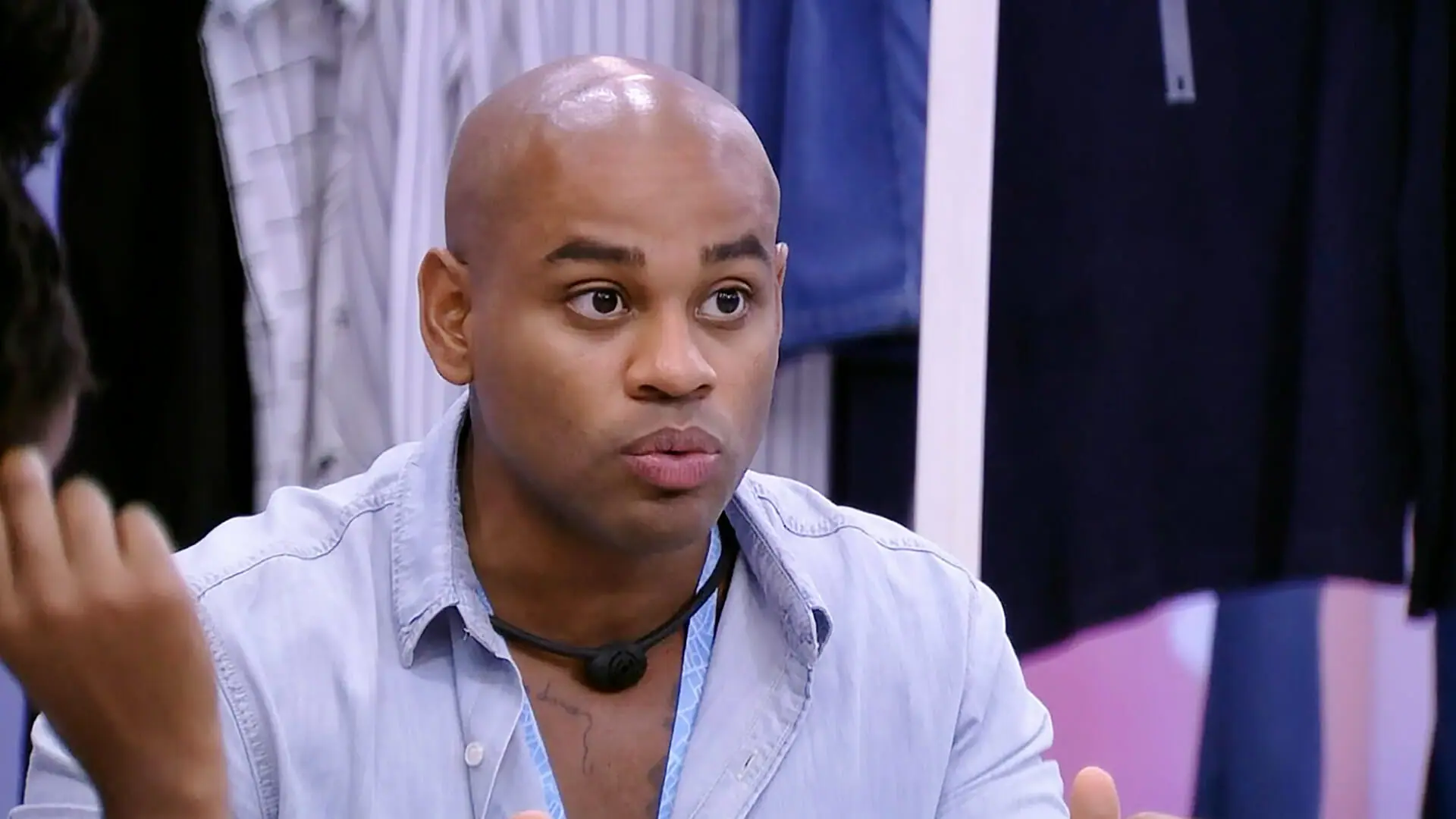 Cezar conversa com Fred Nicácio e Sarah Aline no BBB 23