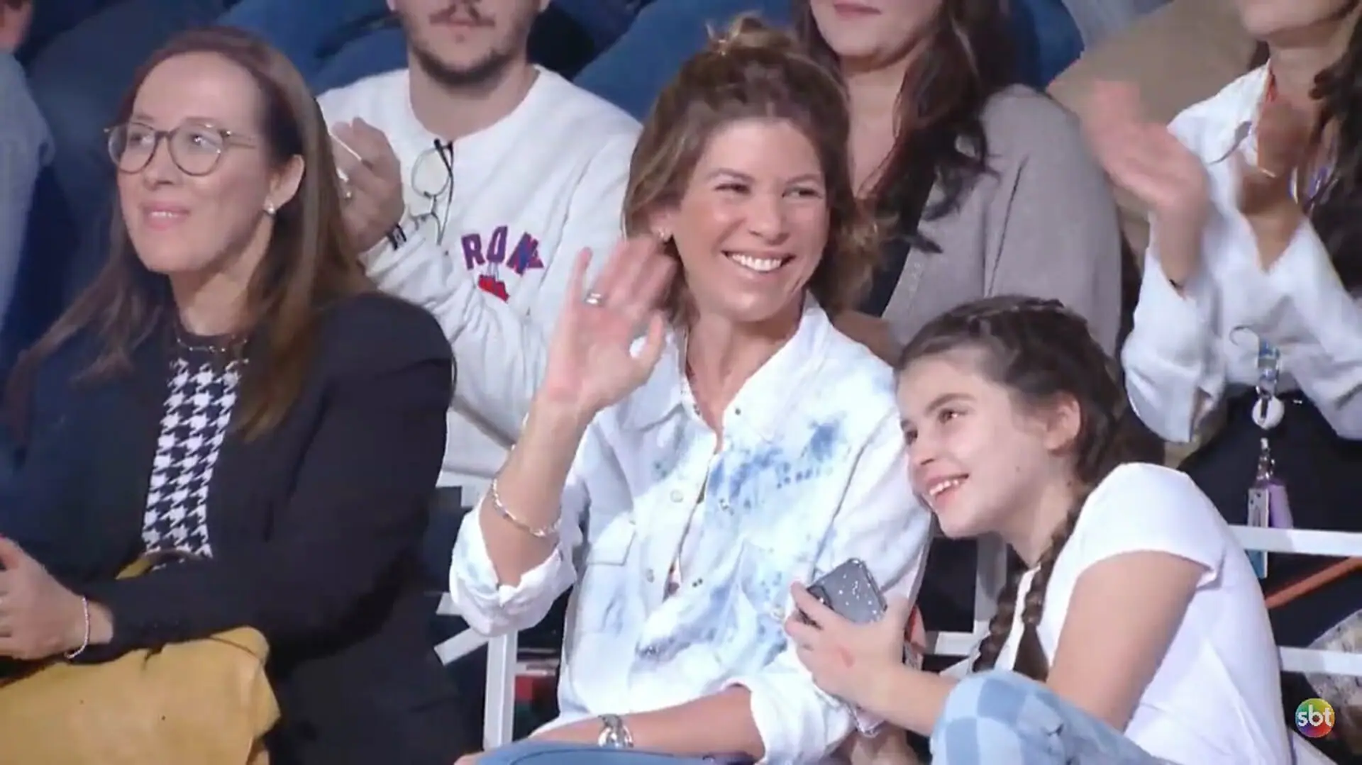 Daniela Beyruti na coletiva de imprensa de A Infância de Romeu e Julieta (Reprodução: SBT)
