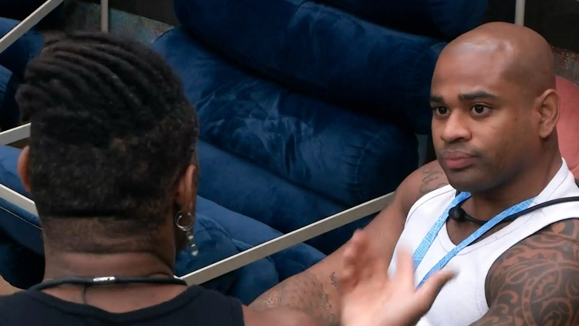 Fred Nicácio e Cezar Black conversam na academia do BBB 23