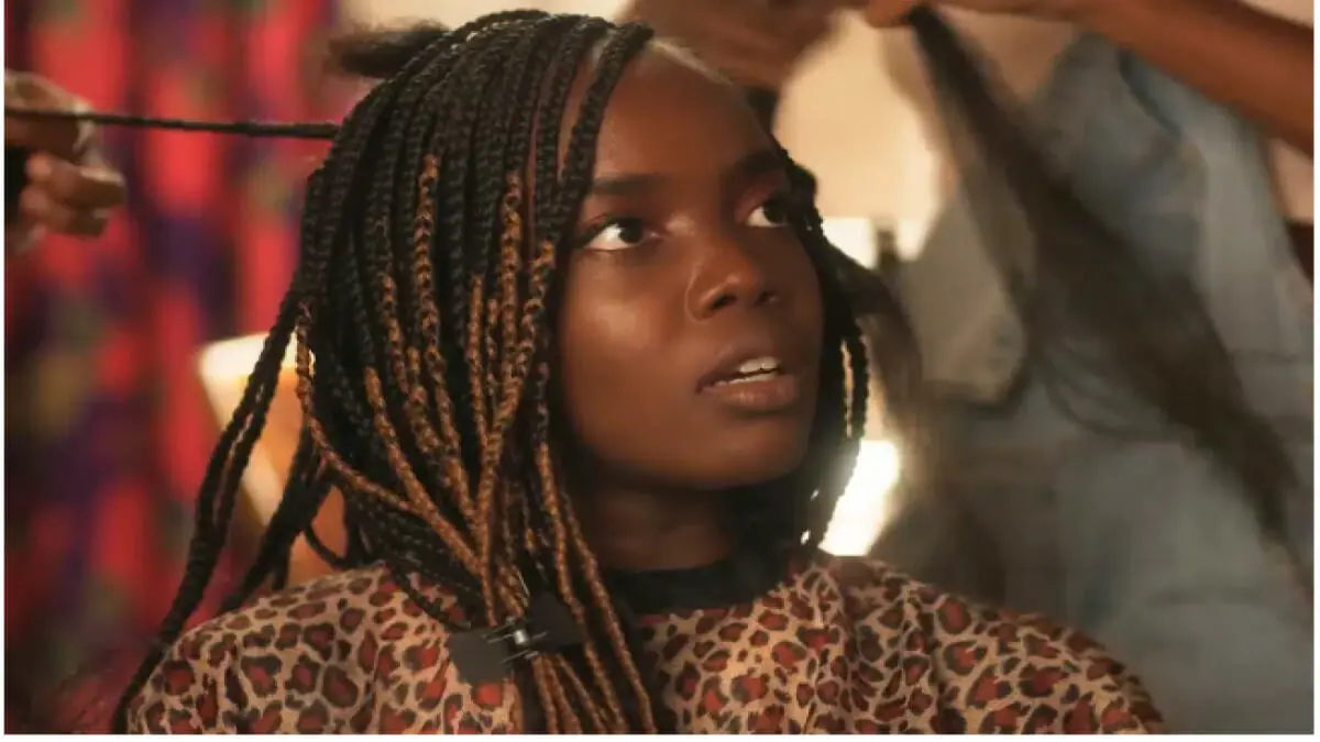 Kate (Clara Moneke) em Vai Na Fé