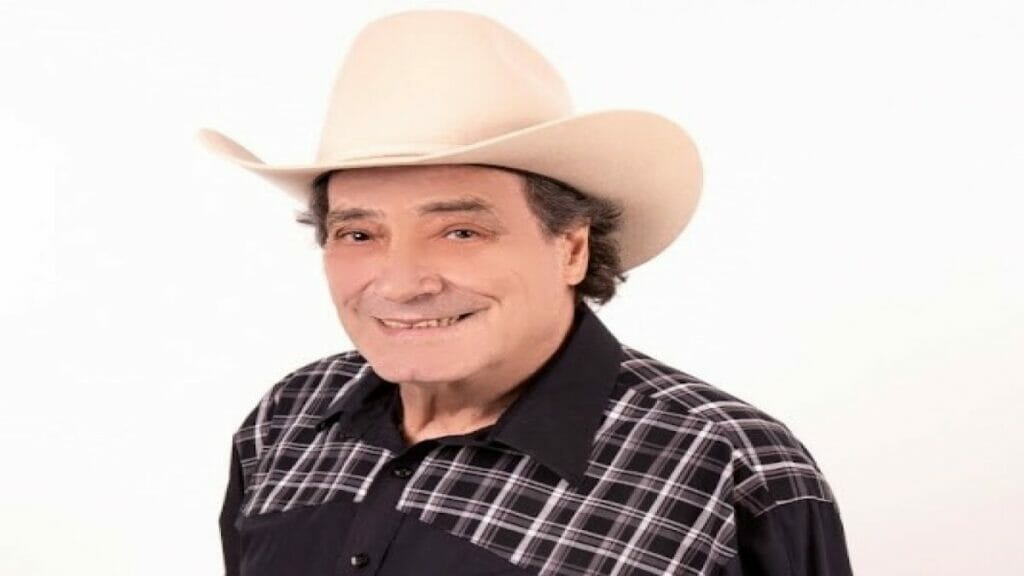 O cantor e apresentador Marcelo Costa participa do programa Terra da Padroeira
