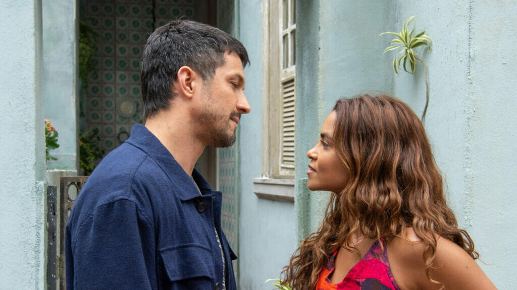 Oto (Rômulo Estrela) e Brisa (Lucy Alves) em Travessia