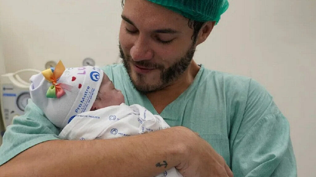 Eliezer e Lua nos braços
