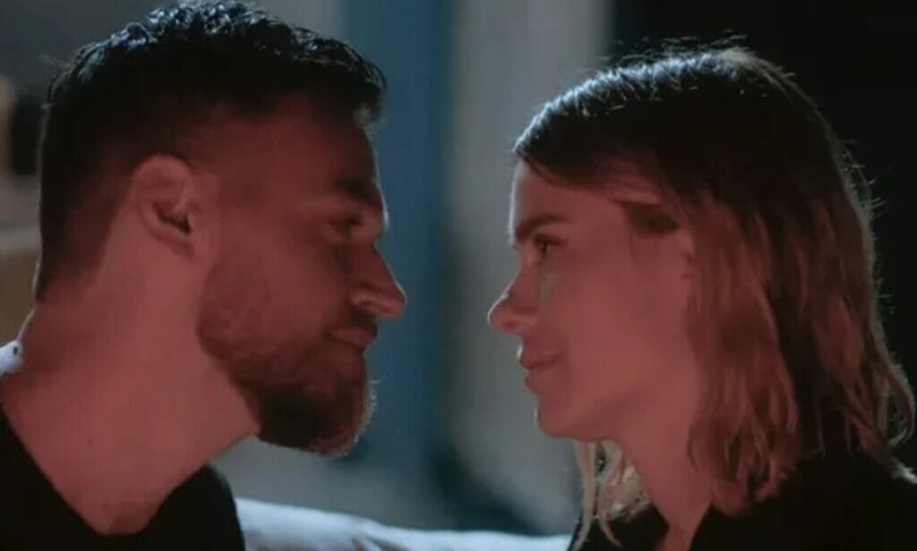 Theo (Emílio Dantas) e Lumiar (Carolina Dieckmann) de Vai na Fé