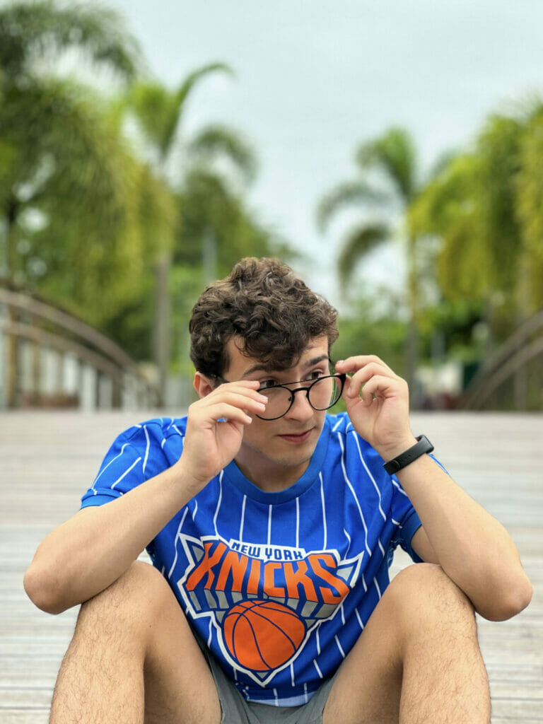 O ator Fhelipe Gomes pela primeira vez de cabelos curtos
